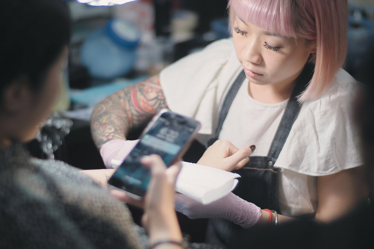 Tubuh Sebagai Kanvas, Menelusuri Kehidupan Tattoo Artist Olga Caca